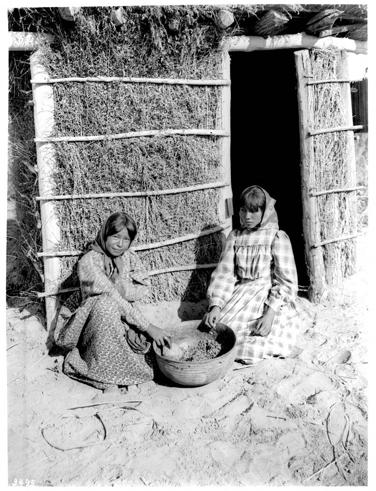 Bière à base de graines de caroubier préparée par deux jeunes filles Chemehuevi vers 1900.