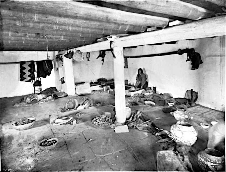 Intérieur d'une maison de village Zuñi montrant l'utilisation de la poterie vers 1898