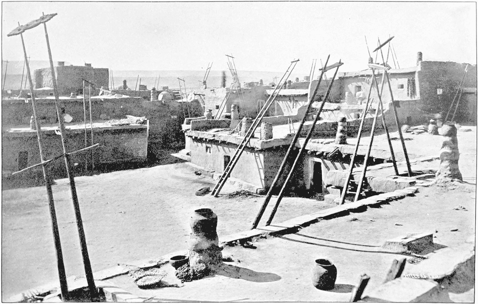 Sur les terraces d'un village Zuñi vers 1920