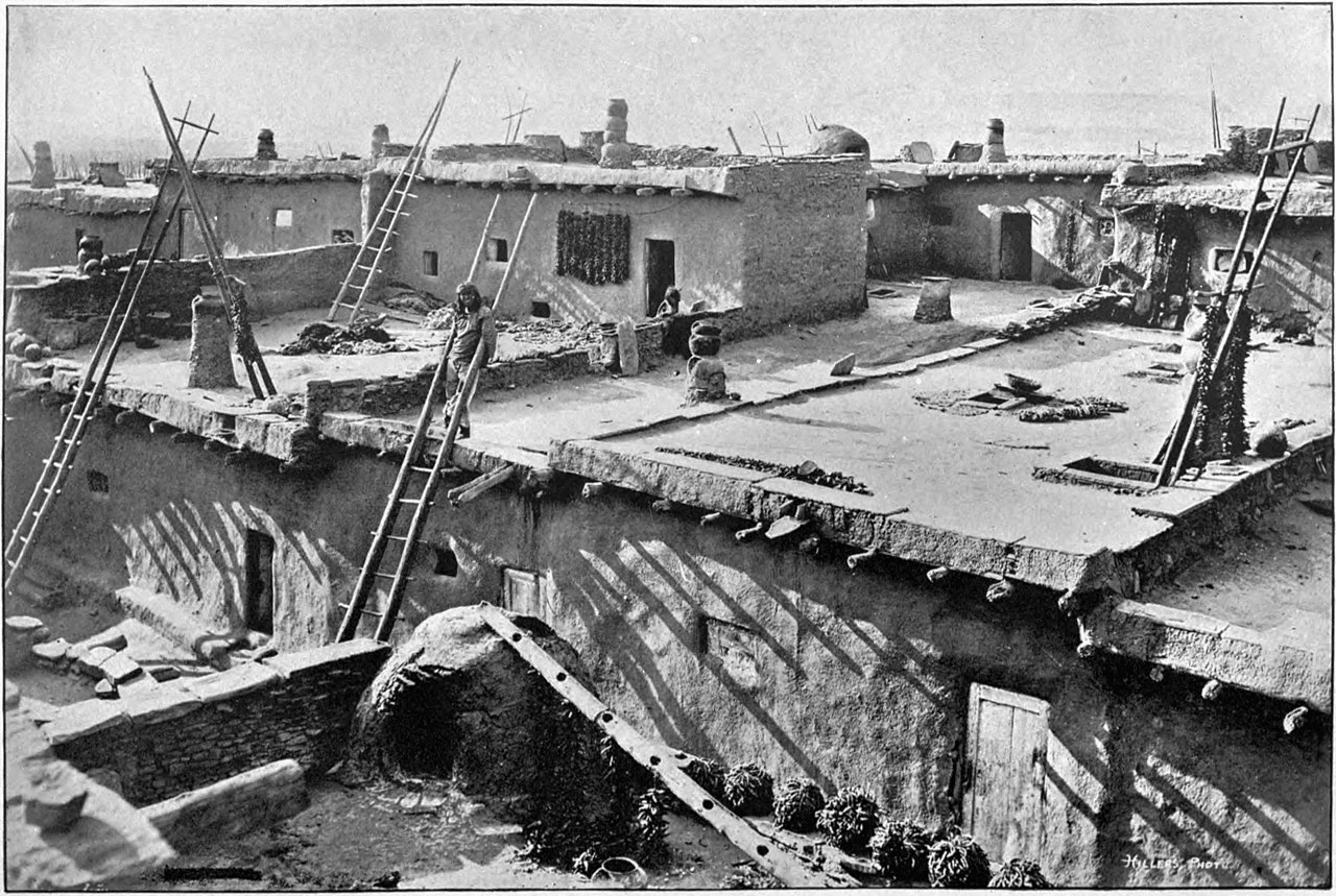 Sur les terraces d'un village Zuñi vers 1920