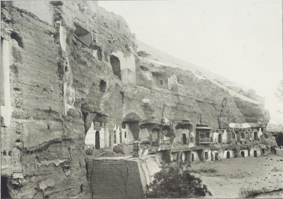 Une rangée de sanctuaires-caves à Mogdao par Aurel_Stein, Serindia 1921