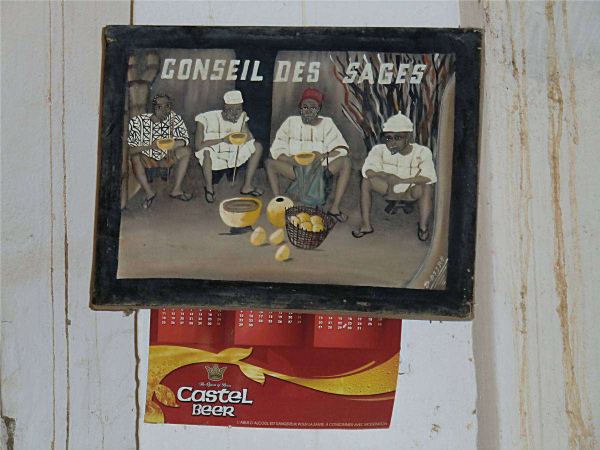 Enseigne d'un bar dogon cachant en partie une affiche pour la bière Castel Enseigne d'un bar dogon cachant en partie une affiche pour la bière Castel