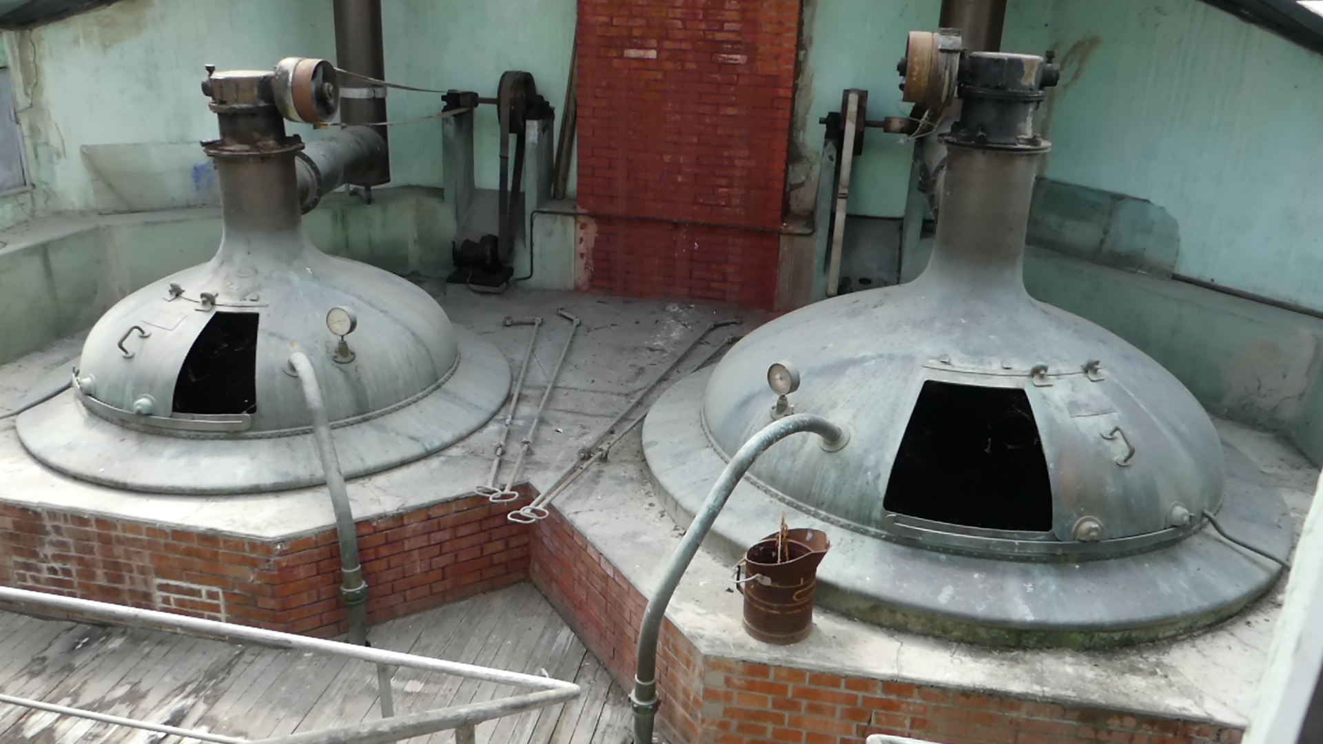 Brasserie Amiel. Salle de brassage : les 2 cuves maçonnées pour la cuisson du moût.