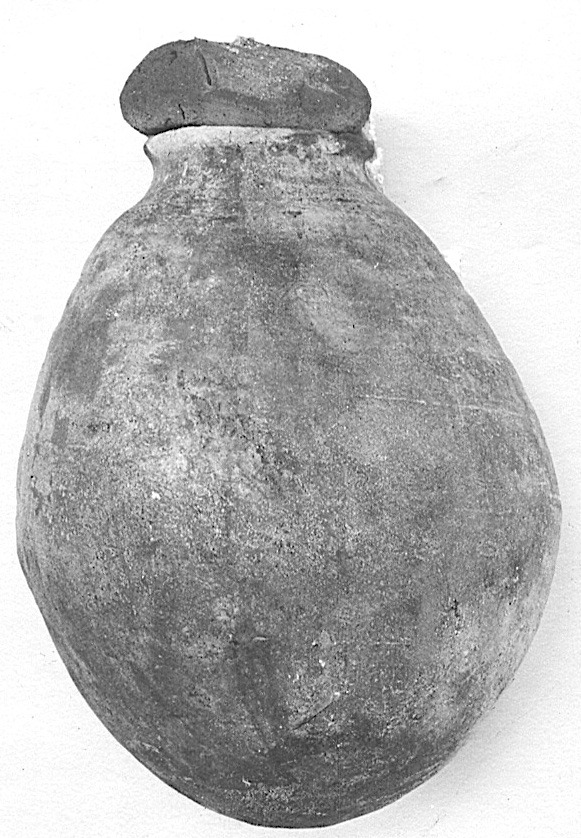 Beer jar with clay stopper - h. 30 cm diam. sealing or opening 10.5 cm - Thebes, Southern Asasif, Tomb of Wah - Middle Kingdom ca. 1981-1975 B.C. - Met Museum 20.3.256a-c