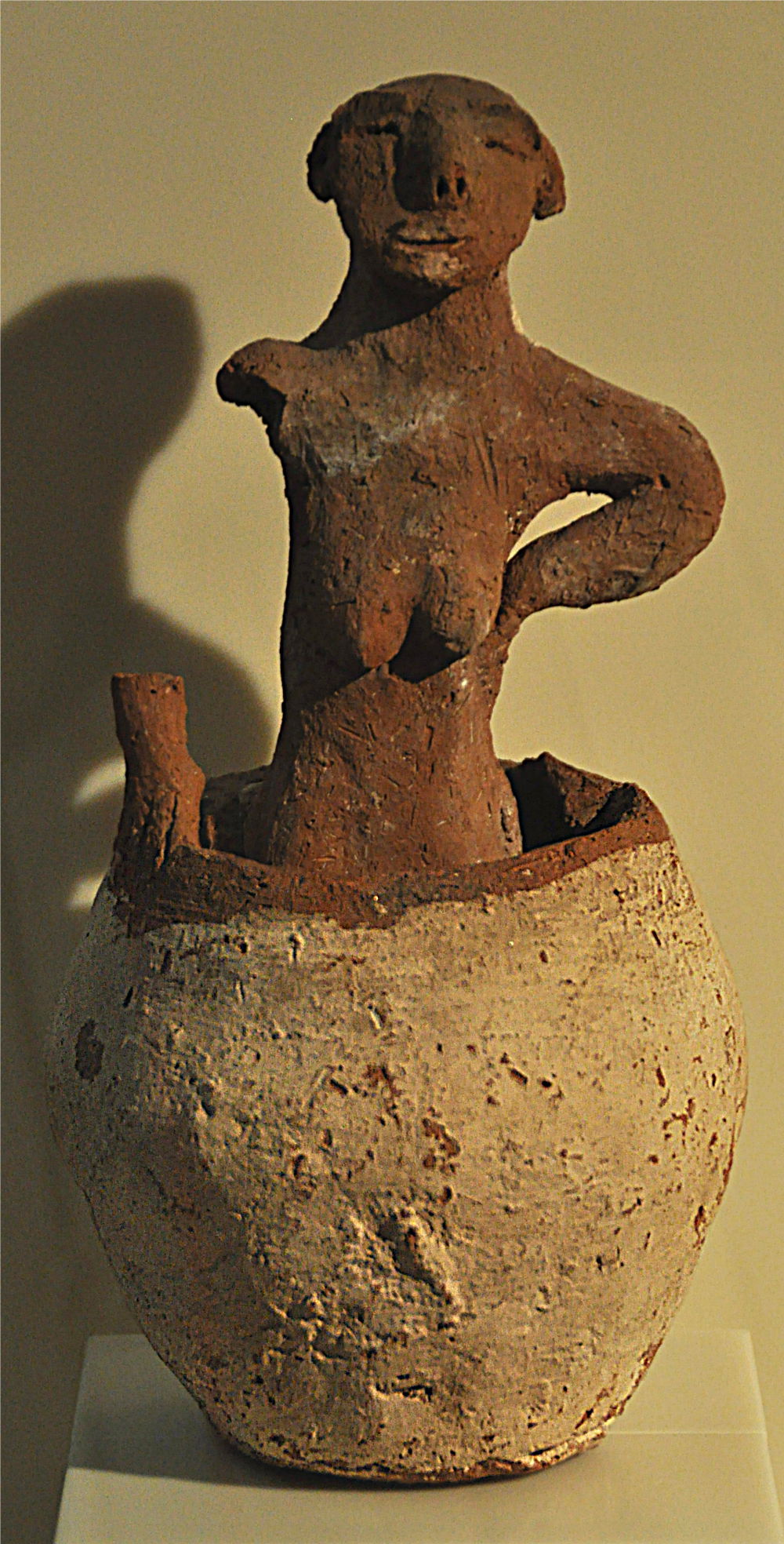 Figurine en argile d'une femme brassant avec ses pieds la maishe pour faire de la bière. Naqada II, 3700-3200 BC